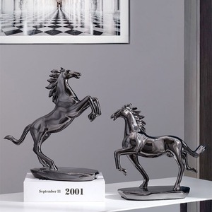 Vente en gros de figurine de <span class=keywords><strong>cheval</strong></span> en résine galvanisée finition métallisée-Sculpture de décoration de table de salon et de bureau moderne et tendance - Product Image 5