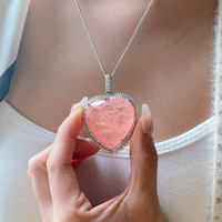 Mode En Gros Naturel Rose Quartz Pierre Collier À La Main En Forme De Coeur Cristal Collier Femmes