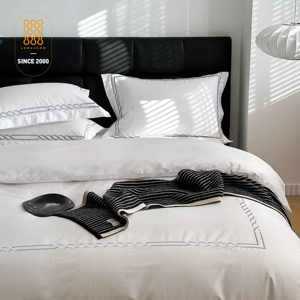 Conjunto de Capa de Edredom 100% Algodão Colchas Bordadas com Fecho de Botão para Casa Roupa de Cama Macia e Respirável Estilo Rústico Branco Tamanho King - Product Image 1