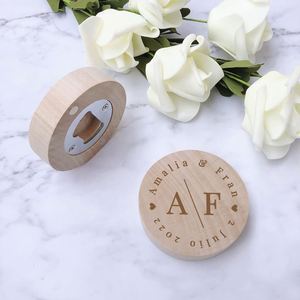 Abridor de Botellas Magnético de Madera Personalizado, Recuerdos y Regalos de Boda, Imán de Madera Grabado Personalizado para Refrigerador, Recuerdo de Boda - Product Image 1