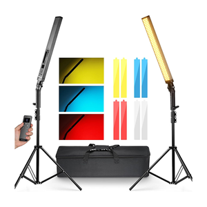 <span class=keywords><strong>NEEWER</strong></span> Lot de <span class=keywords><strong>2</strong></span> bâtons lumineux LED portables améliorés et kit télécommande <span class=keywords><strong>2</strong></span>.4G avec supports/filtres/sac de transport - Product Image 1