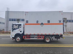 Vehículo de transporte especial tipo caja diésel Dongfeng para mercancías peligrosas, gases inflamables y carga explosiva Euro 4-6 - Product Image 2