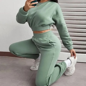 ชุดเซ็ตเสื้อครอปฮู้ดดี้และกางเกงขายาวสำหรับผู้หญิง พิมพ์โลโก้ได้ คุณภาพสูง สีพื้น ผ้าหนา ชุดวอร์มสำหรับวิ่งออกกำลังกาย - Product Image 5