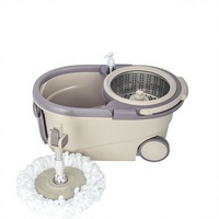 Outil 2-en-1 avec raclette en silicone intégrée pour un essorage rapide de l'eau et un nettoyage en profondeur des salles de bain, cuisines et sols