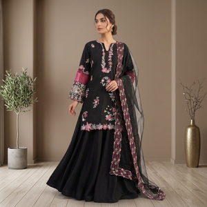 Para esta temporada de bodas, vistáse con nuestro hermoso conjunto de top bordado con lentejuelas y detalles recortados, pantalones palazzo y dupatta. - Product Image 1
