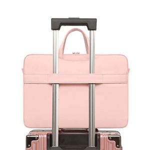 Sac fourre-tout pour ordinateur portable en polyester Oxford léger et durable avec logo personnalisé, design multi-poches imperméable, sangle détachable pour les professionnels - Product Image 3