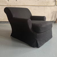 Fauteuil d'appoint en tissu avec jupe en tissu, assise profonde et tissu foncé, structure en chêne massif, design moderne pour chambre et appartement