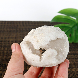 Vente en gros de boules de pierres précieuses sculptées à la main, sphères de géodes en agate blanche naturelle pour la décoration Feng Shui - Product Image 5
