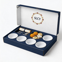 Boîte en papier rigide bleu foncé sur mesure, écologique et professionnelle, pour desserts, pâtisseries, sushis, traiteur et plats à emporter, avec inserts.