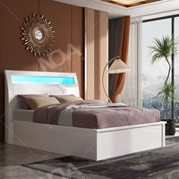 Lit de rangement king size moderne avec finition laquée blanche brillante, mécanisme de levage et panneau de tête de lit éclairé