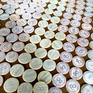 Jetons de poker en nacre de haute qualité, durables, pour une expérience optimale, produits de jeu tendance, finition nacrée écologique - Product Image 1
