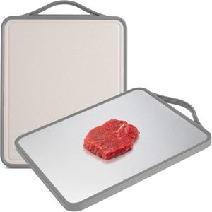 Planche à découper et à décongeler double face personnalisée 2024 pour viande et fromage, en PP, rectangulaire, écologique, avec rainure pour jus, couleur et logo personnalisables - Product Image 1