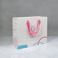 Sac cadeau en papier de luxe de haute qualité avec poignée épaisse, sac de shopping artisanal avec des designs personnalisés