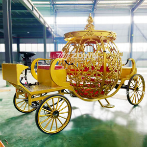 Carrosse de mariage vintage orné de décorations dorées en forme de citrouille - Product Image 2