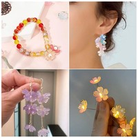 Manik-manik Akrilik Bunga Sakura Warna-warni dengan Pinggiran Emas Gradasi, Liontin Bunga 5 Kelopak untuk Pembuatan Perhiasan DIY dan Aksesoris Jepit Rambut