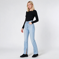 Jean slim droit taille haute pour femme avec fente latérale, denim délavé clair, idéal pour le marché printanier