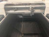 Machine de gravure laser CO2 CNC automatique 100W, zone de travail 7050, logo personnalisé pour la gravure du bois, de l'acrylique, du verre et du cuir