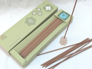 Ensemble de bâtonnets d'encens en bois naturel japonais avec support en pierre, décoration de maison de luxe, bâtonnets d'encens aromatiques écologiques pour toutes les saisons - Product Image 1