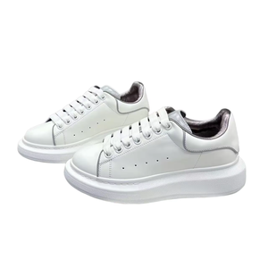 Vente directe d'usine de chaussures décontractées pour femmes en cuir de haute qualité et de chaussures de sport pour hommes haut de gamme à semelle épaisse. - Product Image 1