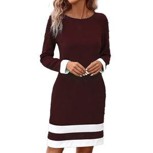 Robes midi pour femmes de haute qualité, personnalisables OEM, vente en gros, style simple rayé, décontracté et ample, pour l'automne, les vacances, ou comme vêtement d'extérieur. - Product Image 3