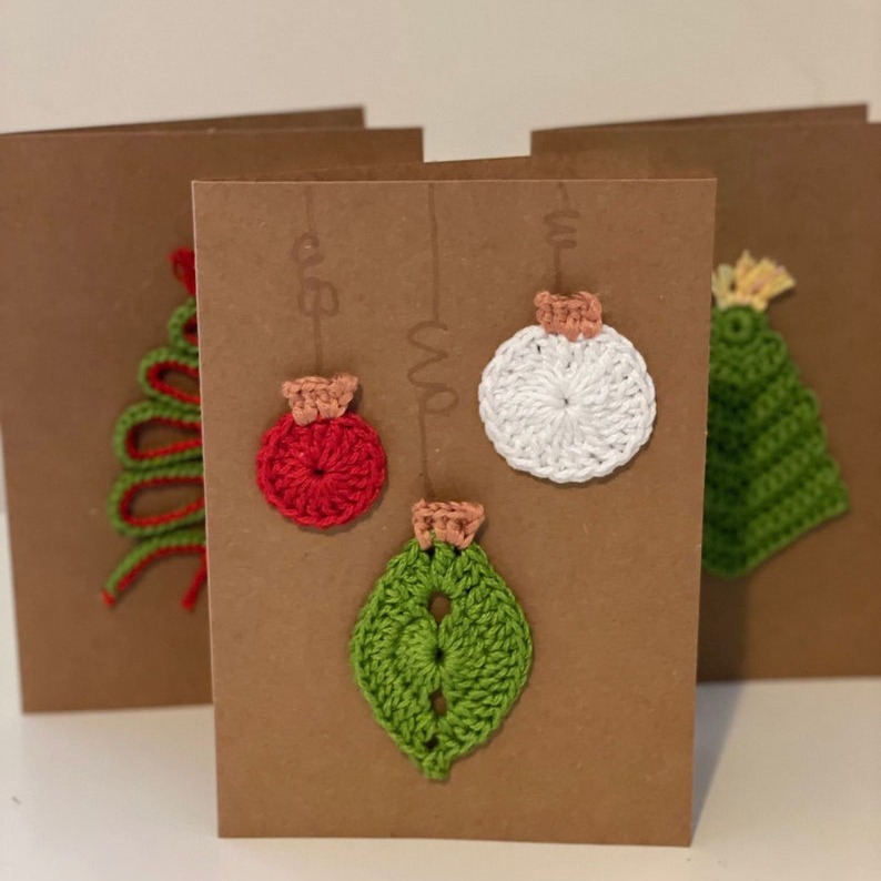 Kit de materiales: farolillo de papel kraft, bola decorativa y tarjeta de felicitación.