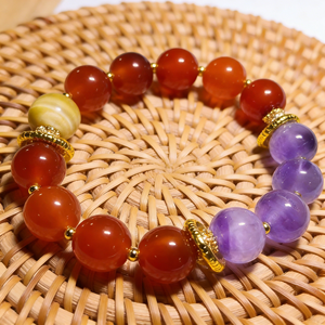 สร้อยข้อมือพลังงานจิตวิญญาณสามสี: อาเกตสีแดง, อเมทิสต์ และซิทริน พร้อมตัวคั่นชุบทองเพื่อความสวยงามและสมดุลทางจิตวิญญาณ - Product Image 3