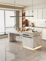 Îlot de cuisine luxueux en bois avec motif marbré, îlot de cuisine moderne en pierre frittée avec table à manger extensible