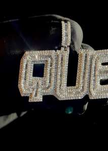 Colgante de Letra con Diamantes Personalizado de Alta Demanda con Piedras Brillantes, Regalo de Joyería Personalizado Perfecto para Hombres y Mujeres - Product Image 2