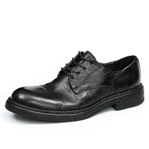 Elegantes Zapatos de Vestir Clásicos de Cuero para Hombre, Pulidos a Mano, Color Marrón, con una Audaz Cadena de Metal Negra - Product Image 2