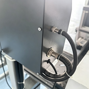 Machine de découpe de profilés en aluminium et PVC avec positionnement automatique de la longueur par servomoteur CNC haute précision et butée de positionnement - Product Image 4
