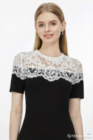 Haut en maille côtelée noir et blanc à manches courtes pour femme, avec empiècements en dentelle florale festonnée, col rond, coupe ajustée, élégant