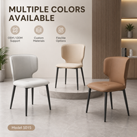 Chaise de salle à manger ergonomique moderne à dossier incurvé, assise en cuir beige rembourrée avec pieds en métal noir pour hôtel et restaurant