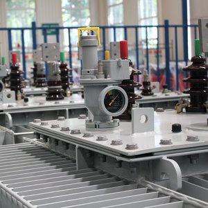 Transformateur de distribution immergé dans l'huile de haute qualité 500 kVA série S11, 6 kV, 6,3 kV, 10 kV, 11 kV, transformateur triphasé abaisseur de tension - Product Image 1