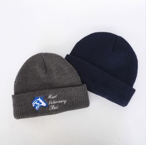 Bonnet crâne en acrylique tricoté avec logo personnalisable pour l'hiver avec broderie de créateur pour les voyages et les activités de plein air - Product Image 5