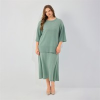 Ensemble tricoté 2 pièces vert sauge pour femmes grandes tailles : haut ample à col rond et manches évasées côtelées, jupe midi fendue sur le côté