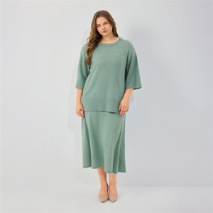 Übergrößen Damen Salbeigrün 2-teiliges Strickset Rundhals Geripptes Trompetenärmel-Oberteil Seitlich Geschlitzter Midi-Rock - Product Image 1