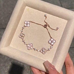 Bracciale in acciaio inossidabile con cristalli a forma di fiore rosa, gioielli da donna, lunghezza normale, stile casual - Product Image 1