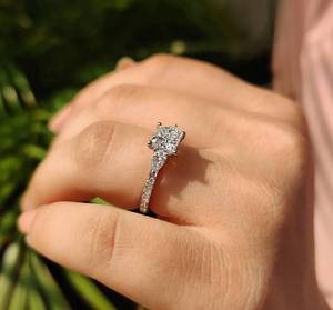 Anillo de Compromiso Clásico de Oro Sólido de 14k con Moissanita de Corte Princesa de 1 Quilate, Hecho a Mano por Avira Jewels, Sin Níquel - Product Image 5