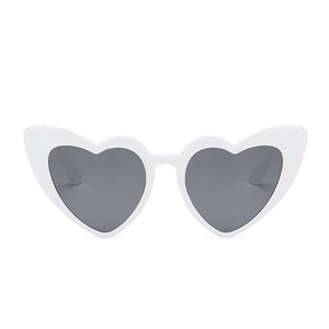 <span class=keywords><strong>Occhiali</strong></span> <span class=keywords><strong>da</strong></span> <span class=keywords><strong>Sole</strong></span> Vintage <span class=keywords><strong>a</strong></span> <span class=keywords><strong>Forma</strong></span> <span class=keywords><strong>di</strong></span> <span class=keywords><strong>Cuore</strong></span> per Donna con Protezione UV400, Montature Bianche e Rosse in Materiale PC S028 - Product Image 3