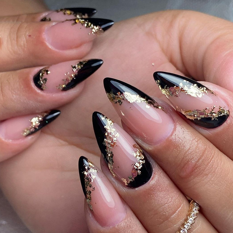 diseños de uñas doradas y negras para un estilo versátil: