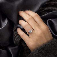 Bague moderne élégante en argent sterling 925 massif avec moissanite taille triangle 0,5 carat D VVS1 sertie clos