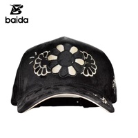 Gorra de béisbol deportiva unisex de 5 paneles, ajustable, de gamuza dobby común, con patrón de letras bordadas de girasol y pedrería, de Innedit Hats