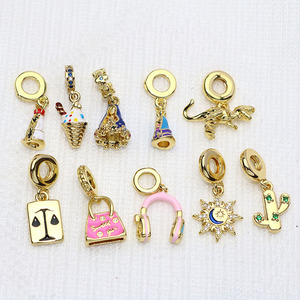 Breloques pendantes Vierge Marie en émail, pendentifs pour sacs à main, crème glacée, kangourou, cactus, soleil, écouteurs, perles européennes plaquées or à grand trou - Product Image 1