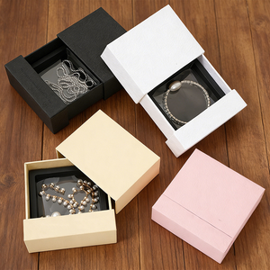 Boîte de présentation flottante rigide en <span class=keywords><strong>film</strong></span> PE haute résistance, gaufrage UV, emballage cadeau pour bijoux, commandes personnalisées OEM, bagues, bracelets, vente en gros - Product Image 1