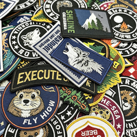 Vente en gros de patchs brodés personnalisés avec logo, pour l'expédition et la personnalisation, en grandes quantités