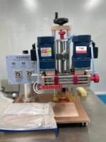 Machine de bouchonnage de bouteilles semi-automatique de type table, en plastique et métal, avec dispositif de fixation des bouteilles pour l'industrie alimentaire
