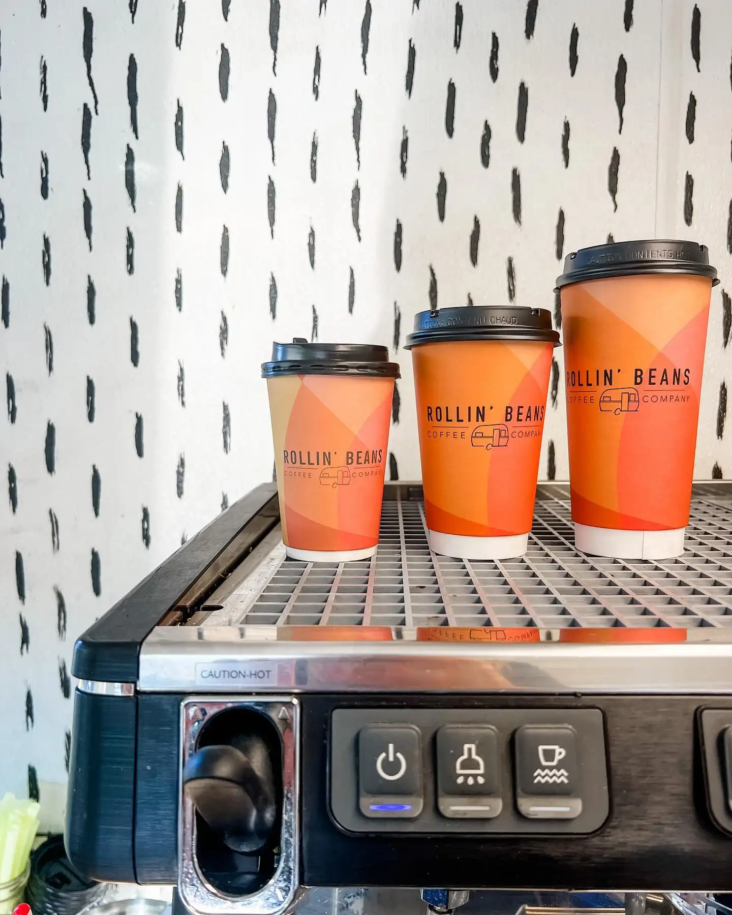 Taza de café de papel para llevar bebidas calientes, vaso desechable de una pared con logotipo personalizado impreso en rojo y verde para Navidad, con tapas