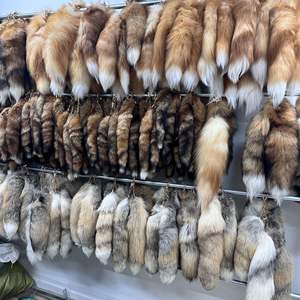 Grossiste d'usine <span class=keywords><strong>en</strong></span> Chine, grand et moelleux porte-clés <span class=keywords><strong>en</strong></span> queue de renard véritable, jouets de cosplay, grandes queues de renard bleues naturelles, pendentif pour sac - Product Image 1