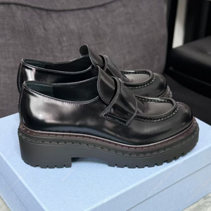 รองเท้าดีไซเนอร์หรูคุณภาพดั้งเดิมสำหรับผู้ชายและผู้หญิง รองเท้าหนังแฟชั่นและรองเท้าลำลองพื้นยางหนาแบรนด์ดัง - Product Image 2