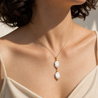 Collier élégant pour filles, style royal français, plaqué or 18 carats PVD, chaîne trombone, avec double pendentif baroque irrégulier en perle d'eau douce